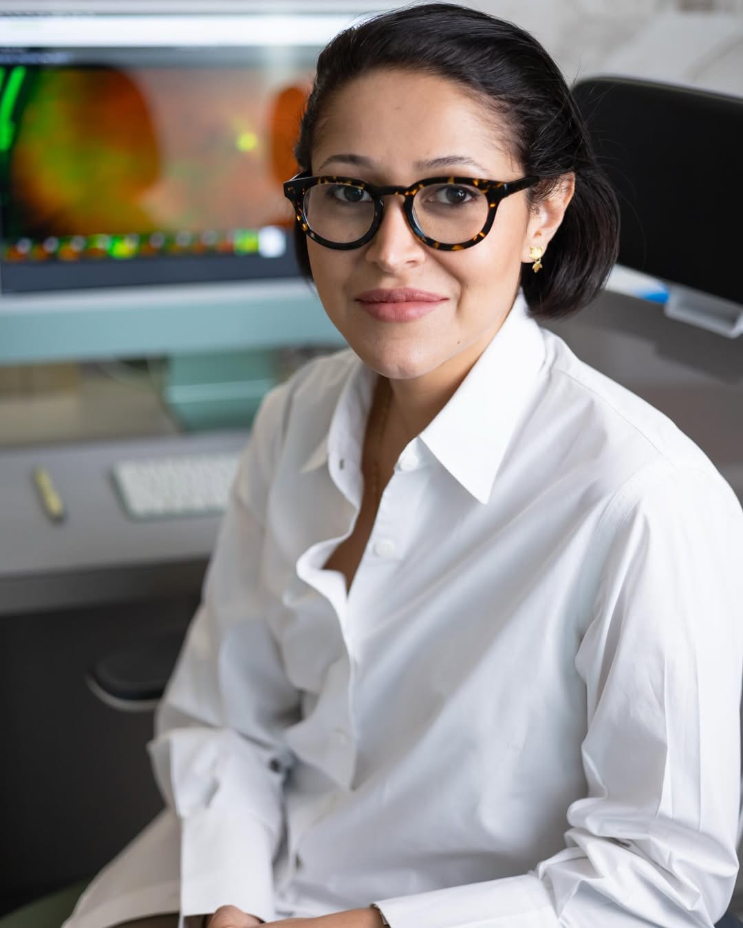 Dra. Maria Fernanda Abalem em ambiente oftalmológico